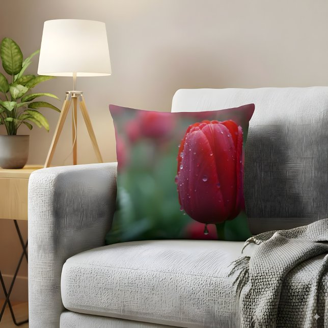 Almofada Tulpa Vermelha Elegante com Gotas Dew (Criador carregado)