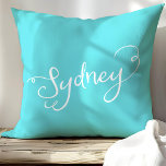Almofada Turquesa Chic e Tipografia de Sydney Branca<br><div class="desc">Brilhe seu espaço com este travesseiro decorativo de turquesa com "Sydney" em tipografia branca elegante. Perfeito para adicionar um toque de talento moderno e decor inspirado em viagem à sua sala de estar, quarto ou cozinheiro. Este travesseiro de na moda celebra a icônica cidade australiana enquanto adiciona um pop de...</div>