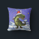 Almofada Tyrannosaurus Christmas<br><div class="desc">O design de Travesseiro de Natal Tyrannosaurus Rex Head and Tails apresenta o nosso lindo Tyrannosaurus Rex vestindo um chapéu vermelho de Papai Noel e colocando-se numa paisagem nevada contra um céu noturno azul estrelado. Nossa arte original de dinossauro foi pintada pelo ilustrador de nossas crianças talentosas Traci Van Wagoner....</div>