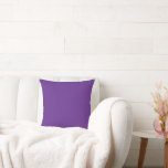 Almofada um fundo roxo com um<br><div class="desc">O design é um grande quadrado azul, que parece ser um céu claro e claro. A cor do céu é uma cor azul profunda, dando-lhe uma aparência vibrante e viva.</div>