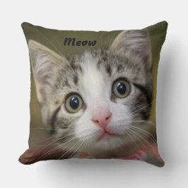 Almofada Um gatinho fofo com olhos verdes