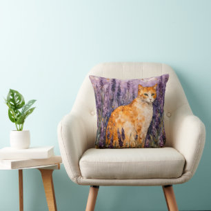 Almofada Um gato gengibre bonito em um campo de lavanda