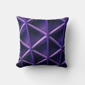Almofada Um teto violeta com um padrão cruzado nítido; um b
