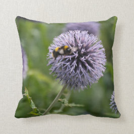 Almofada Um travesseiro com um outro bicho pequeno ocupado