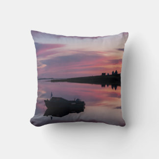 Almofada Uma embarcação sobre a água à levantar de sol