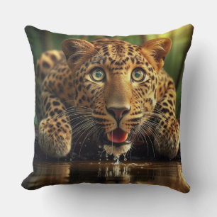 Almofada Uma Expressão de Surpresa em Leopardo Bebendo