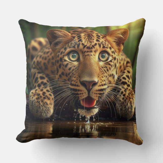 Almofada Uma Expressão de Surpresa em Leopardo Bebendo (Frente)