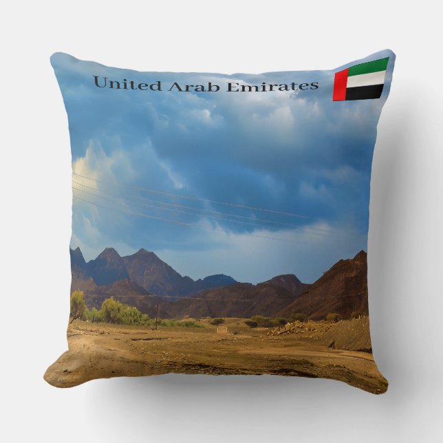 Almofada Uma paisagem árida sob um dramático céu nublado (Frente)