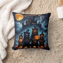 Urso de Halloween reunido numa floresta assustador