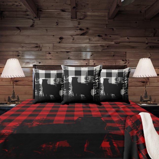 Almofada Urso Florestal de Pinheiros da Xadrez de Buffalo B (Buffalo Plaid Woodland Pine Forest Bear Throw Pillow)