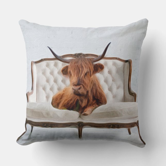 Almofada Vaca Highland Soltando em White Vintage Sofa (Frente)