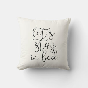 Almofada Vamos fica no quarto bonito da cama