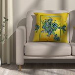Almofada Vase com irlandeses, Vincent Van Gogh<br><div class="desc">Ainda com a vida: Vase com irlandeses contra um fundo amarelo se destaca como uma das mais conhecidas pinturas florais e vitalícias de Vincent van Gogh. O único período em que Van Gogh produziu muito poucas vidas estáticas foi durante a sua estadia em Santo-Rémy. Talvez isso se deva ao fato...</div>
