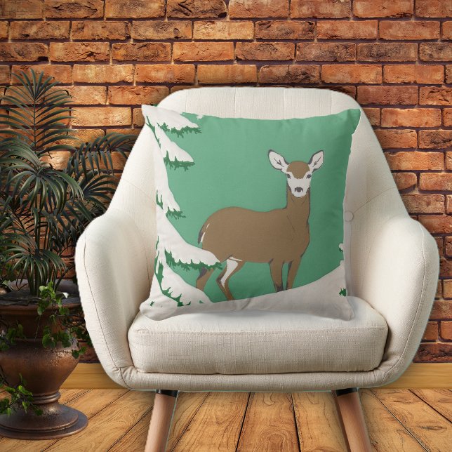Almofada Veado castanho branco na neve por pinheiro (Brown white faced female deer in snow by pine tree on mint green home decor pillow.)