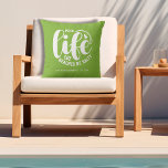Almofada Verde limão de vida piscina<br><div class="desc">Faça uma declaração para sua casa ou dê como presente divertido,  este travesseiro ao ar livre apresenta seu nome de família,  ano estabelecido,  e "as praias do cuz da vida Piscina são salgadas" em letras quentes. Altere a cor com as ferramentas Zazzle Edit. CORRESPONDENTE a itens na nossa coleção.</div>