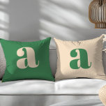 Almofada Verdes/creme retro-modernos<br><div class="desc">Dama de guardas minimalistas do monograma moderno e retro creme verde e creme</div>