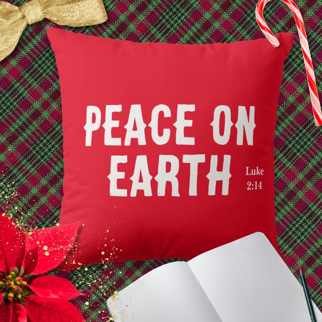 Almofada Versículo da Bíblia Natal Moderno Vermelho Paz na  (A festive Christmas throw pillow cushion with 'Peace on Earth' words, in white on red)