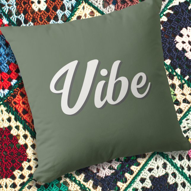 Almofada Vibe Groovy Retro Verde Oliva (An olive green throw pillow with 'Vibe' in white script typography)