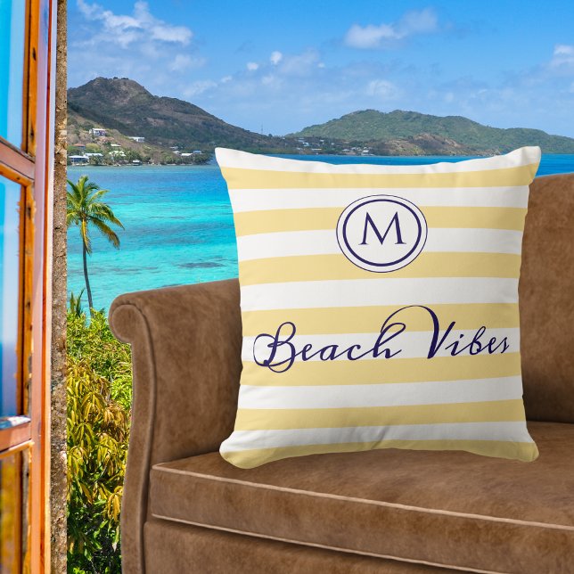 Almofada Vibrações de Praia Faixa Amarela Monogramada de Ve (A chic throw pillow with 'Beach Vibes' words, yellow and white nautical stripes and custom monogram)