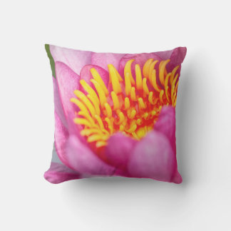 Almofada Vibrant Pink Water Lily Close up