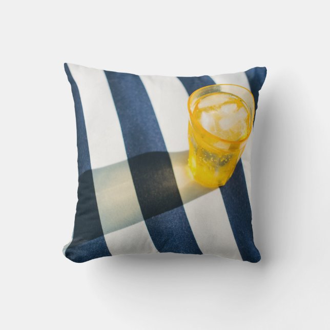 Almofada Vidro límpido de bebendo com líquido amarelo (Frente)