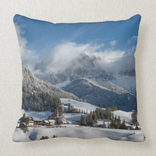 Almofada Vila pequena com as montanhas das dolomites na
