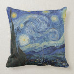 Almofada Vincent van Gogh| A Noite Estelar, junho de 1889<br><div class="desc">Starry Night,  junho de 1889 (óleo na canvas),  Gogh,  Vincent van (1853-90) / Museum of Modern Art,  New York,  USA / The Bridgeman Art Library (Biblioteca de Arte de Bridgeman)| Número da coleção de imagens: XOS702746</div>