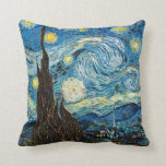 Almofada Vincent Van Gogh está na noite estelar<br><div class="desc">Starry Night é um quadro do artista holandês impressionista poste Vincent van Gogh. Pintado em junho de 1889, ele mostra a vista do lado de fora da janela do seu banheiro no Santo-Rémy-de-Provence (no sul da França) à noite, embora tenha sido pintado da memória durante o dia. A pintura está...</div>