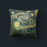 Almofada Vincent van Gogh's The Starry Night (1889)<br><div class="desc">Uma pintura pós-impressionista clássica de 1889, trabalho de arte que passou para o dominio público e faz maravilhosos presentes e outros produtos. Todas as obras de arte fina, arte venenosa, obras-primas clássicas e outras obras-primas antigas aqui na Galeria de Masterworks foram cuidadosamente editadas e colocadas em produtos para fornecer os...</div>