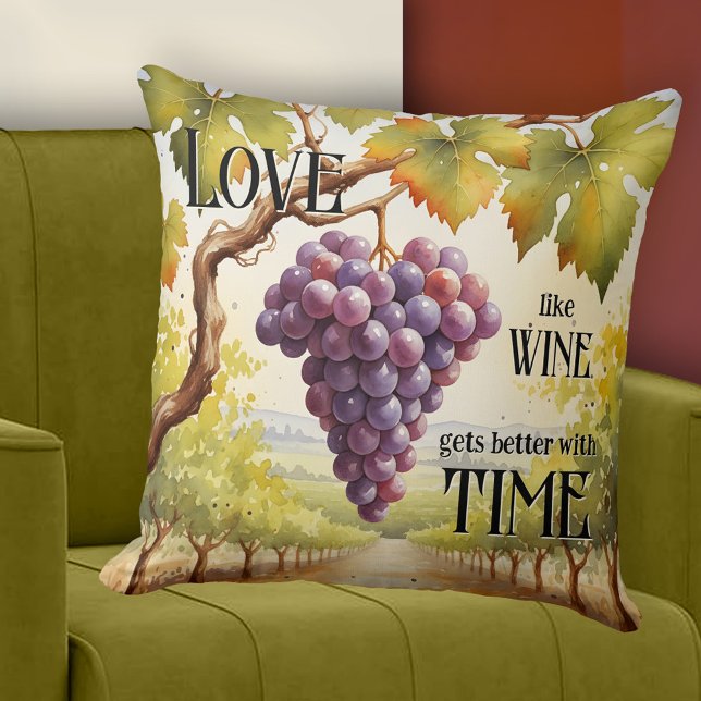 Almofada Vinho Romântico De Uvas De Aquarelas (Romantic pillow featuring a watercolor painting of grapes in a vineyard. With custom funny quote)