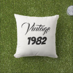 Almofada Vintage 1982 Texto do Ano Personalizado Oferece An<br><div class="desc">Projetado com modelos de texto personalizados que você pode editar para alterar o ano conforme necessário! Faz um presente de excelente ou um favor de festa para aniversários,  casamentos,  aniversário,  feriados natalinos etc!</div>