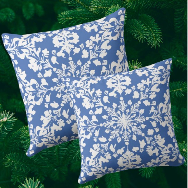 Almofada Vintage Chinoiserie Style Blue White Snowflakes (Fun blue and white snowflake holiday pillows!)
