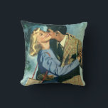 Almofada Vintage Love and Romance, dança de Natal<br><div class="desc">Vintage ilustration love and romance image que apresenta um homem e uma mulher numa data romântica dançando à música no rádio por uma árvore de Natal.</div>