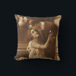 Almofada Vintage Lovers, Love Romance Música Romântica<br><div class="desc">Fotografia Vintage sepia apresentando uma imagem de amor e romance apresentando recém-casados se abraçando e se abraçando junto ao piano ouvindo música.</div>