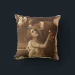 Almofada Vintage Lovers, Love Romance Música Romântica<br><div class="desc">Fotografia Vintage sepia apresentando uma imagem de amor e romance apresentando recém-casados se abraçando e se abraçando junto ao piano ouvindo música.</div>