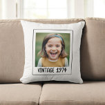 Almofada Vintage Milestone Aniversário Foto Keepsasak<br><div class="desc">Este travesseiro decorativo de manutenção de fotos de aniversário de marcos antigos é um presente acolhedor e sincero projetado para honrar um ano especial. Apresentando uma bela foto, idade e nome, traz um senso de calor e nostalgia a qualquer celebração. O estilo clássico e os materiais suaves criam um destaque...</div>