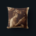 Almofada Vintage Romântica Música, Amor e Amantes Romântico<br><div class="desc">Fotografia antiga Vintage sepia antiga apresentando uma imagem de amor e romance com uma nova música em folha de leitura de casal junto ao piano.</div>