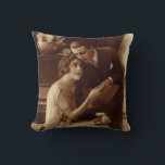 Almofada Vintage Romântica Música, Amor e Amantes Romântico<br><div class="desc">Fotografia antiga Vintage sepia antiga apresentando uma imagem de amor e romance com uma nova música em folha de leitura de casal junto ao piano.</div>