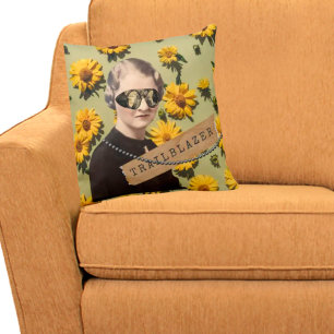 Almofada Vintage Woman Trailblazer Daisies Kitsch