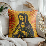 Almofada Virgen de Guadalupe Drape<br><div class="desc">Adicione um toque de estilo divino ao seu espaço com este espantoso travesseiro de desenho Virgen de Guadalupe! Misturando iconografia tradicional com uma vibração eclética moderna, essa peça traz cores ousadas e energia radiante para qualquer sala. Perfeito por adicionar uma pop sagrada, mas pesada, à sua decoração, este travesseiro é...</div>
