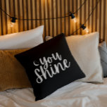 Almofada Você Brilha Travesseiro decorativo<br><div class="desc">Decorre sua casa com esta adorável lua e travesseiro de estrelas. Saco de tote,  t-shirts,  cartões,  autocolantes e papel de embalagem disponíveis!</div>