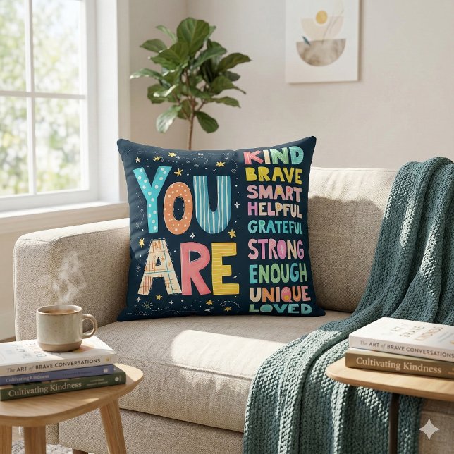 Almofada Você É Afirmações Mão Brilhante Letreirando (You Are Affirmations Bright Hand Lettering Throw Pillow Mockup D)