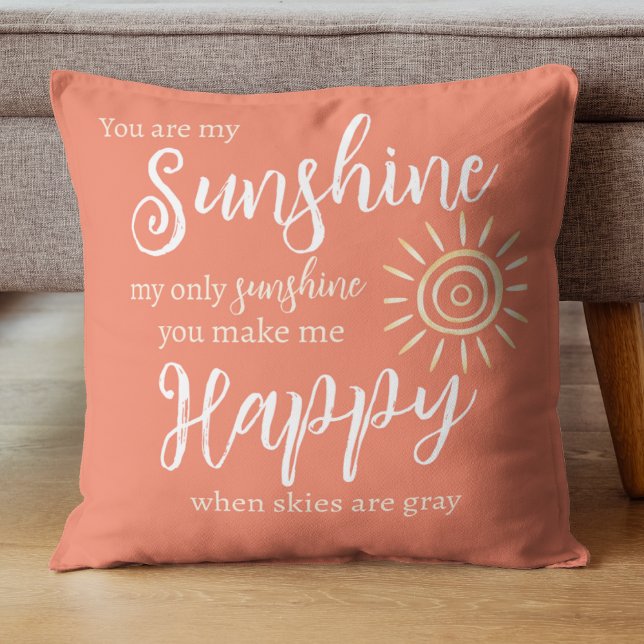 Almofada Você é o meu Pêssego Sol com Pontos Brancos Sol (You are my Sunshine You Make Me Happy pillow in Salmon orange with yellow sun and typography.)