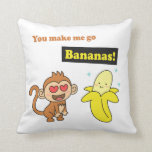 Almofada Você me faz ir Bananas, Bonito Humor de Amor<br><div class="desc">Diga a alguém especial o quanto você o ama com um sorriso com este design de desenho animado fofo e humorístico. Ele tem um macaco que está deslumbrado pelo encanto da banana kawaii e está loucamente apaixonado. A legenda diz "Você me faz ir Bananas!" Design engraçado e pateta para Dia...</div>