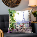 Almofada Watercolor Eiffel Tower Paris Café Francês<br><div class="desc">Watercolor Eiffel Tower Paris French Cafe Cushion apresenta uma área de assentos de café francês com aquarelas com Paris e a Torre Eiffel em segundo plano. Criado pelo Evco Studio www.zazzle.com/store/evcostudio</div>