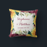 Almofada Watercolor Sunflower Floral Border Weding<br><div class="desc">Este travesseiro apresenta girassóis de cor d'água, rosas de burlagem e folhagem de folha verde. Personalize-o com nomes e data. Este travesseiro faz parte de uma coleção que inclui papelaria de casamento e presentes. Visite nossa loja ou nossas páginas de coleta para ver a gama de produtos que você pode...</div>