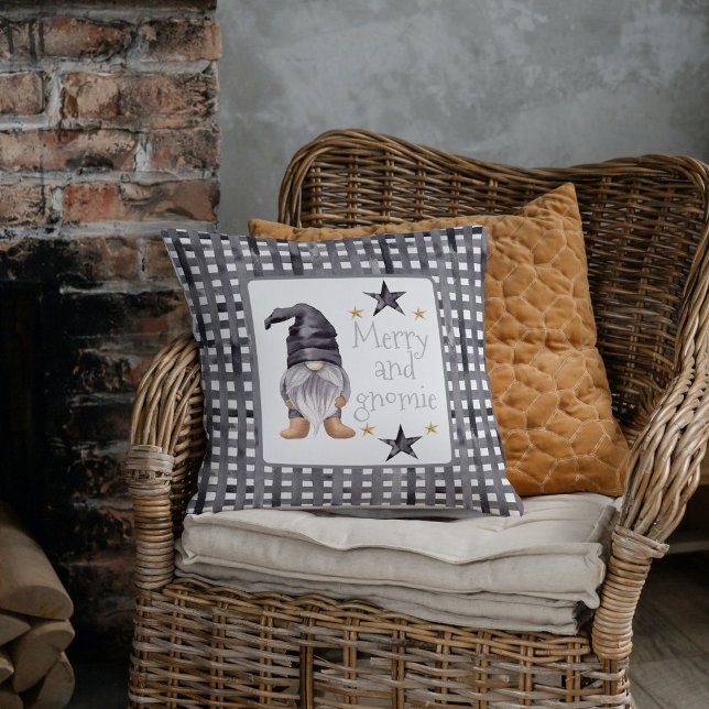 Almofada Watercolor Winter Gnomon Buffalo check Natal (Cute gnome on buffalo check background design for Christmas pillow.)