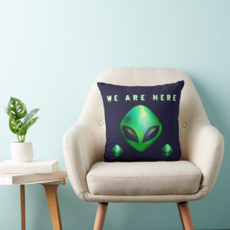 Almofada "We Are Here" Green Alien head