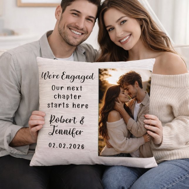 Almofada We’re Engaged Personalized Photo Throw Pillow (Criador carregado)