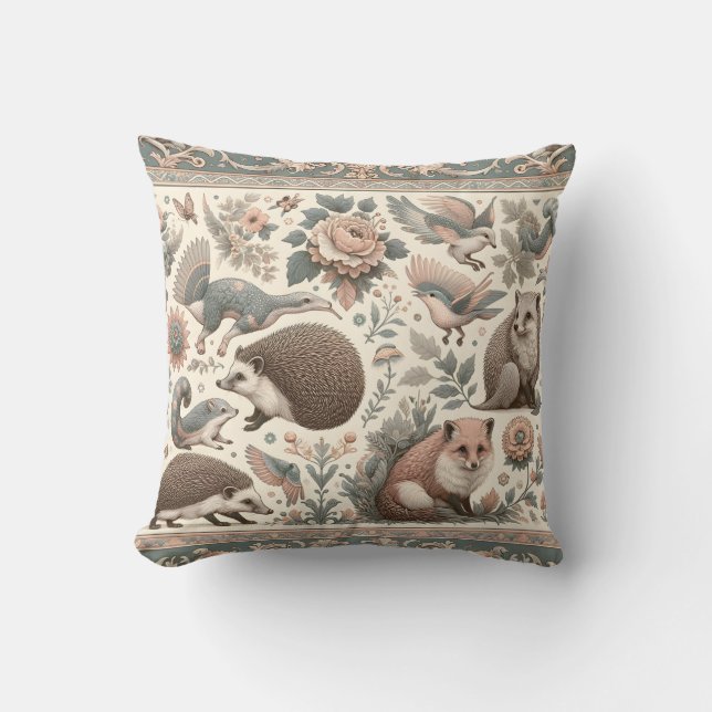Almofada Whimsical Hedgehog Haven: Floral Vitoriano (Frente)